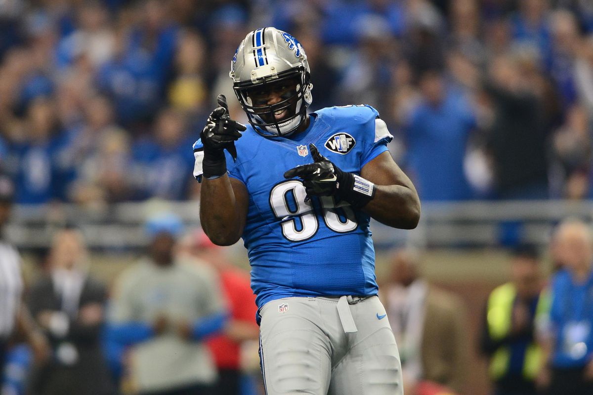 Andre Fluellen in his Detroit Lions jersey during an NFL game